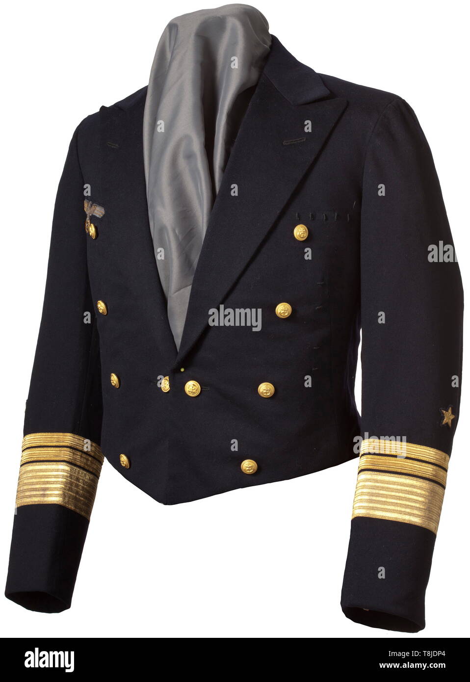 Matthias Vizeadmiral - une veste pour le mess très fine de l'uniforme de drap bleu marine avec boutons dorés d'incendie, doublure en soie noire avec étiquette nom et sur mesure (tr.) 'contre l'amiral W. Matthias de l'uniforme store de la Kriegsmarine à Kiel en date du 1942. Brodé d'or et de la direction générale de l'aigle d'or, distinctions, rayures manchon boucles médaille etc. pour la Croix allemande. Matthias Walther (1880 - 1960) s'est joint à la marine impériale comme officier en 1900, 1903, l'étoile, 1914 capitaine de corvette dans le personnel de l'amiral, le capitaine de corvette 1919 et 3e à l'agent du personnel de l'amiral , Editorial-Use-seulement Banque D'Images