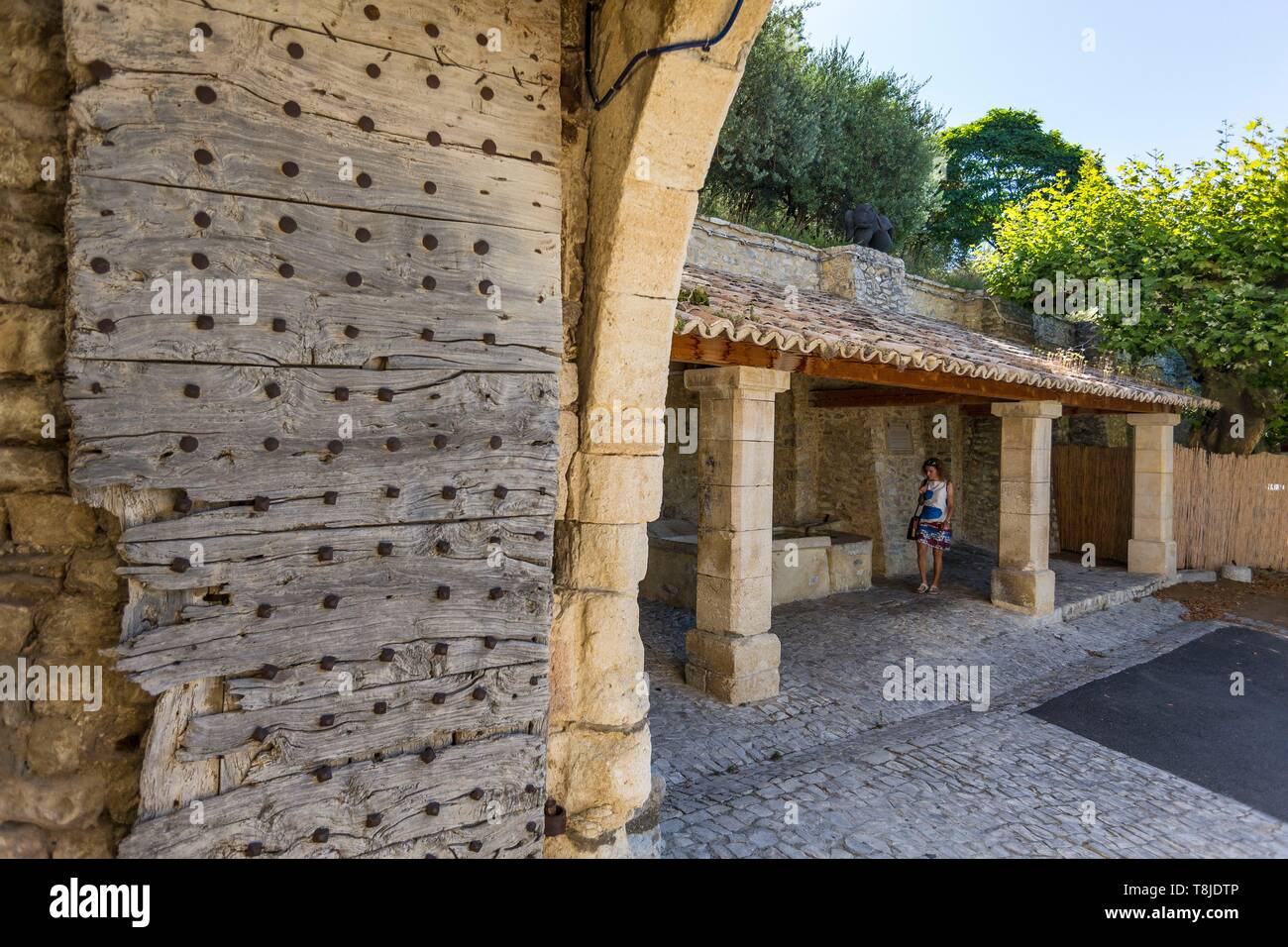 La France, Vaucluse, Seguret, étiqueté les Plus Beaux Villages de France, place des arceaux, laver Banque D'Images