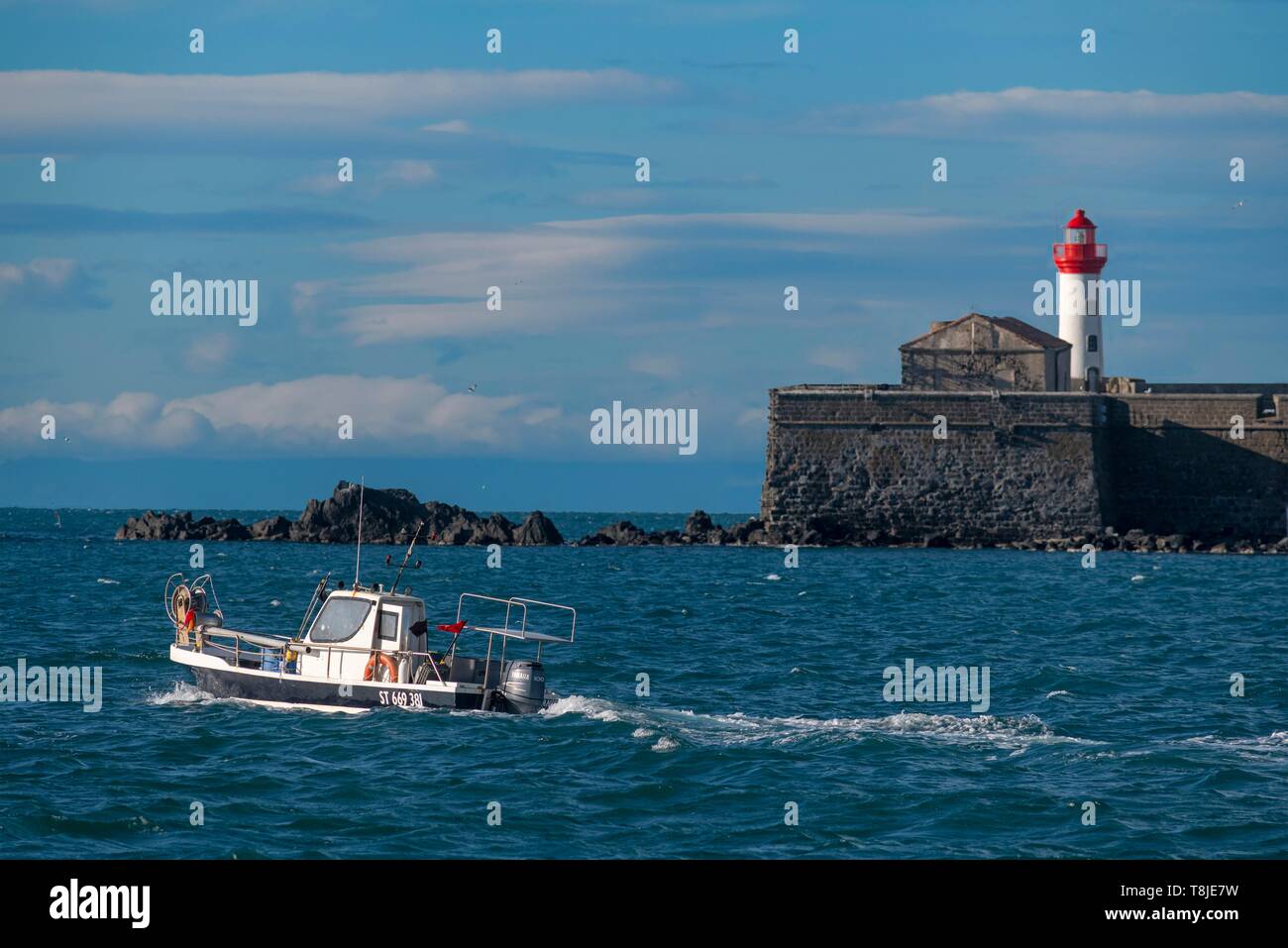 La France, l'Hérault, Agde, Le Cap d'Agde, Fort de Brescou avec un bateau de pêche dans l'avant-plan Banque D'Images