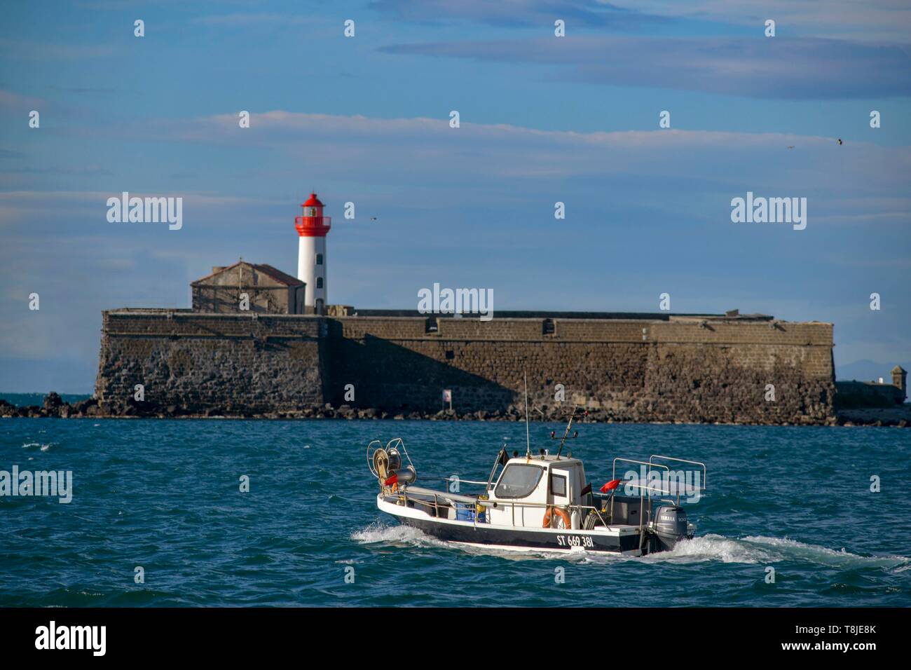 La France, l'Hérault, Agde, Le Cap d'Agde, Fort de Brescou avec un bateau de pêche dans l'avant-plan Banque D'Images