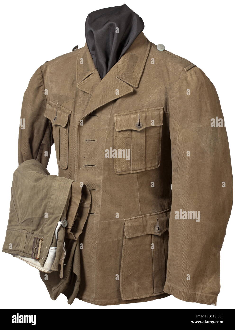 Un champ de 41 M tunique et culotte courte la tunique faite de tissu de couleur olive percer, toujours avec plis couchés sur les poches. Les boutons et les insignes sont manquants, renfort interne d'olive brown doublure en coton. Inclus sont le court pantalon avec ceinture. Un jeu utilisé., historique, historique du 20e siècle, Additional-Rights Clearance-Info-Not-Available- Banque D'Images