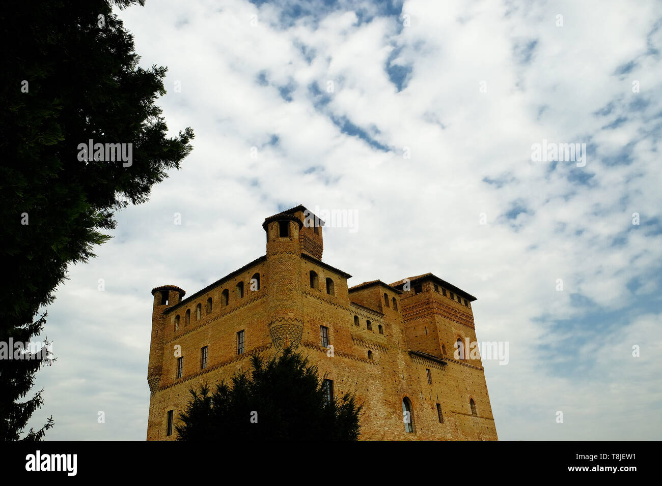 Au coeur de la Langhe piémontaises s'élève le magnifique château médiéval de Grinzane Cavour, site de l'encan annuel de la truffe blanche Banque D'Images