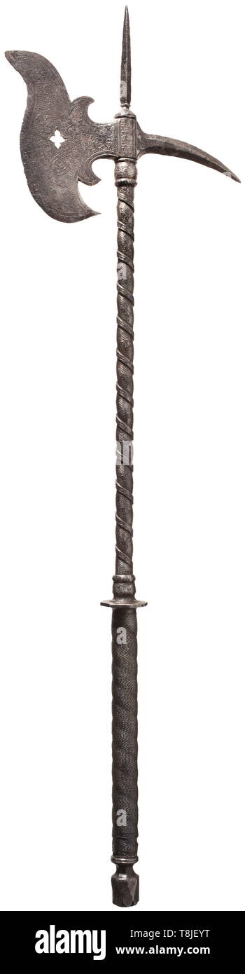 Une grande hache d'historicisme, dans le style Saxon, vers 1580 avec la lame de hache courbe perforation quadrilobe et un fort bec quadrangulaire à l'arrière. Forgé creux, fer rainuré hélicoïdalement haft avec pointe de diamant". Poignée avec bobinage en fil de fer et octogonaux. disque garde Pommeau à facettes. Estoc avec fermeture à baïonnette à l'intérieur de la manche. Toutes les surfaces couvertes de décoration richement gravé des vrilles et des trophées sur la masse en pointillé, la lame avec le Saxon armoiries sur un côté. Des traces de corrosion. Longueur 97 cm., historique, historique, de l'outil , Additional-Rights Clearance-Info-Not-Available- Banque D'Images