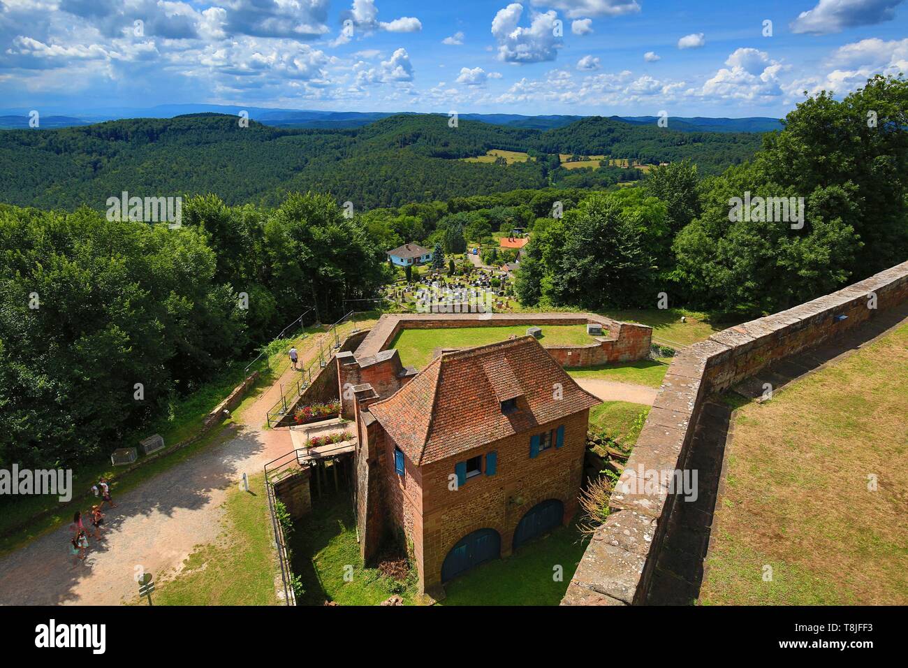 La France, Bas Rhin, Lichtenberg, Village de Lichtenberg vu de la XIV et XVI siècle château Banque D'Images