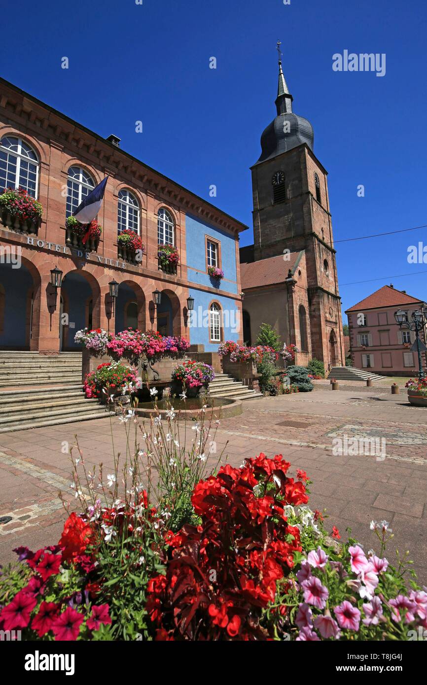 La France, Haut Rhin, Sainte Marie aux mines, de Lattre de Tassigny, rue Hôtel de Ville et église Sainte Madeleine Banque D'Images