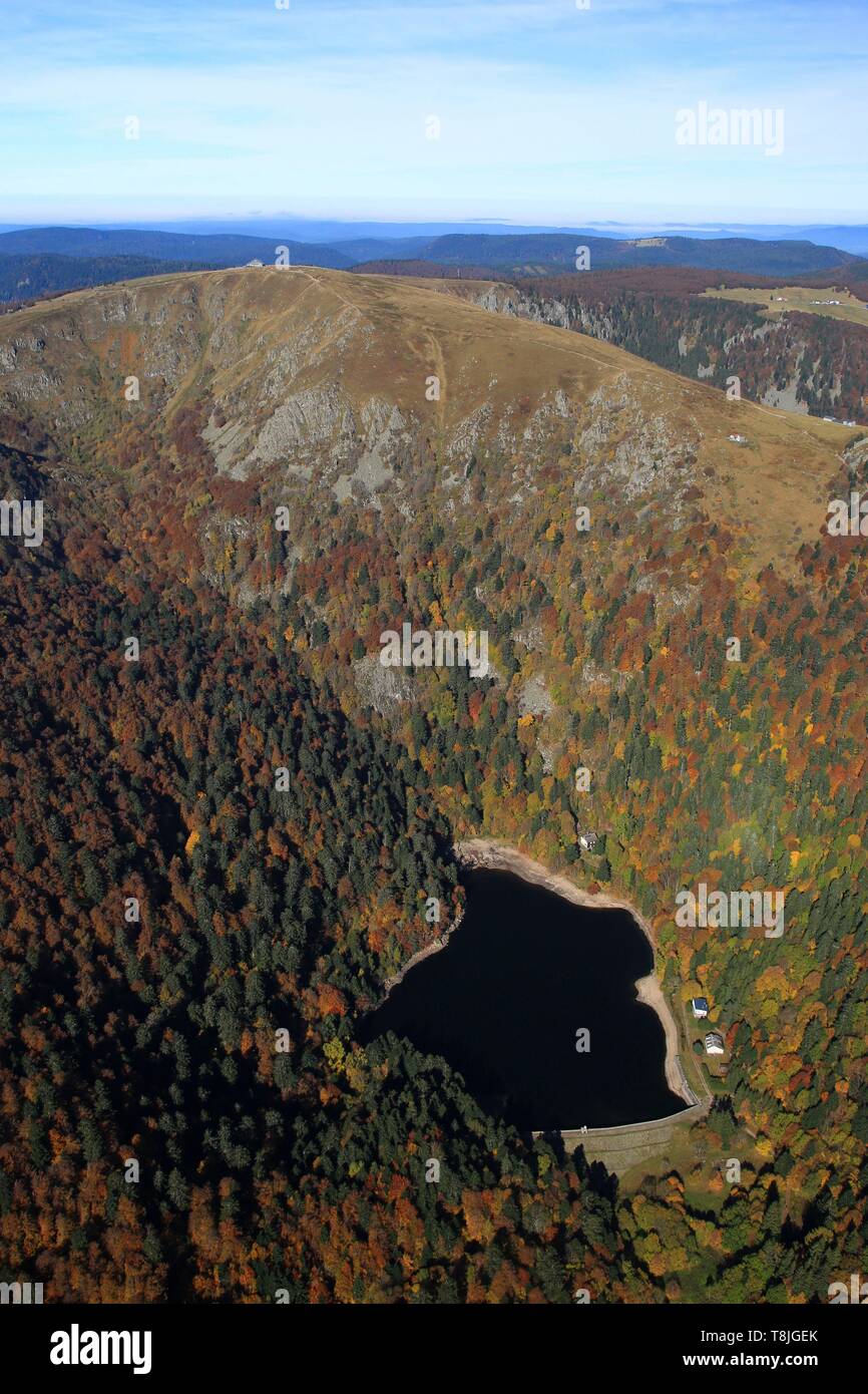 La France, Haut Rhin, vue aérienne du Hohneck, Lac de Schiessrothried, Wormspel cirque glaciaire, le Hohneck, le troisième sommet du massif des Vosges avec 1 363 mètres d'altitude, domine la ligne de crêtes qui sépare l'Alsace Lorraine Banque D'Images