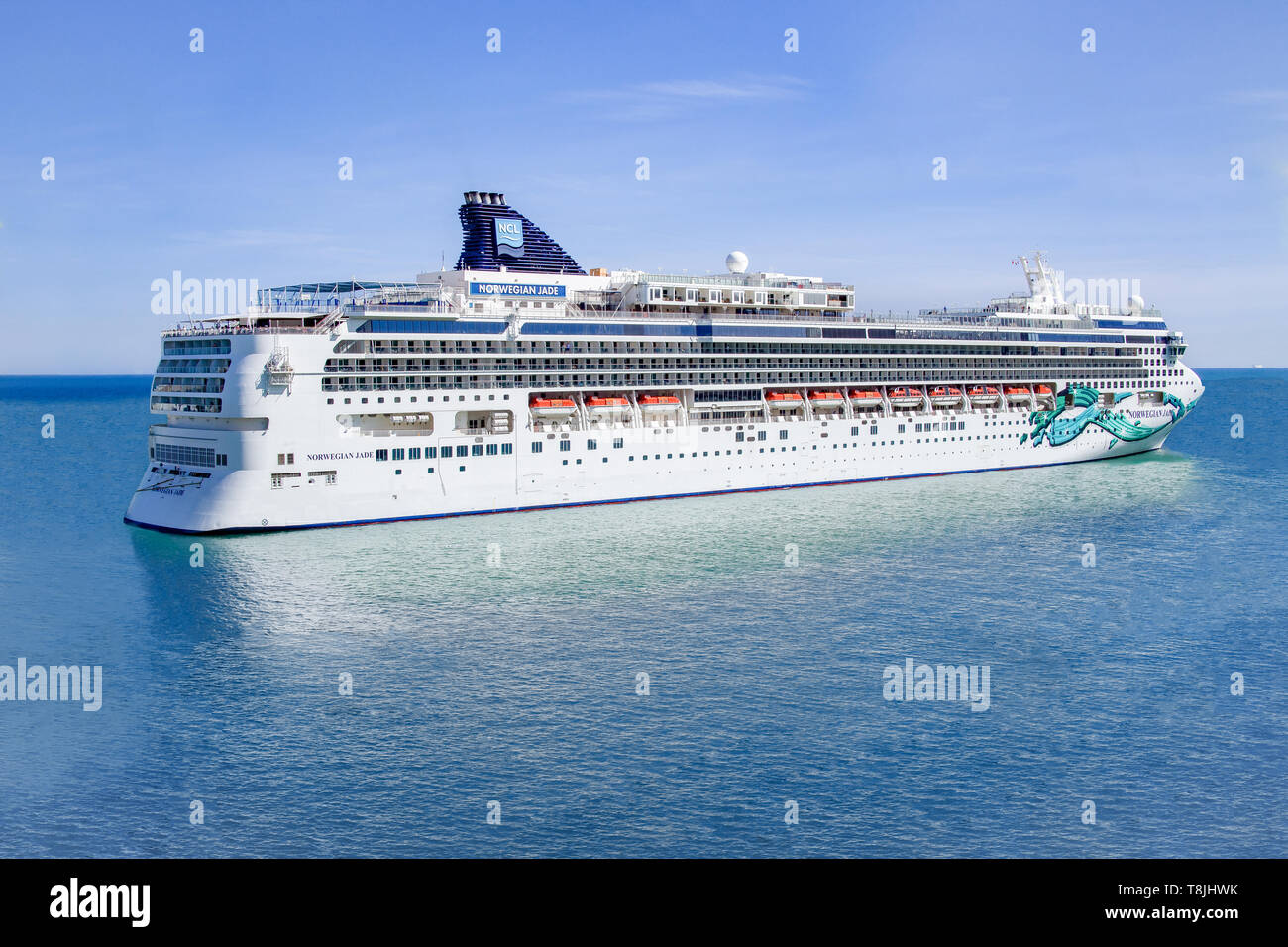 Barcelone, Espagne - 9 mai 2019 : Norwegian Jade bateau de croisière dans la mer près de la ville, vue aérienne Banque D'Images