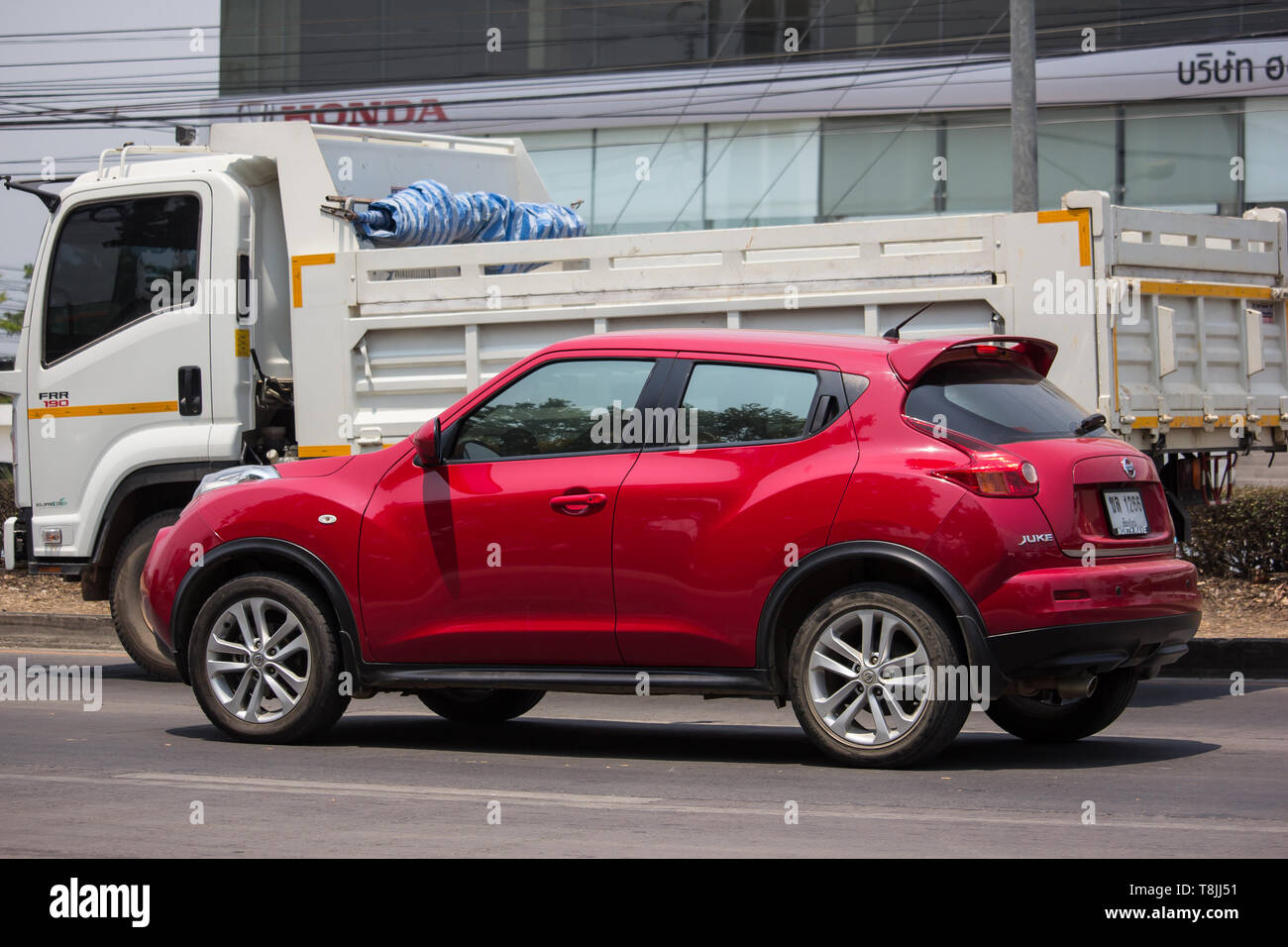 Chiang Mai, Thaïlande - 30 Avril 2019 : voiture, Nissan Juke. Sur road no.1001, à 8 km de la ville de Chiangmai. Banque D'Images