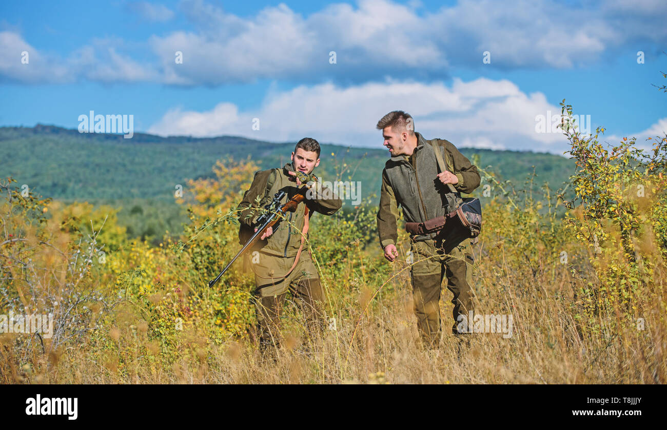 Les forces de l'armée. Camouflage. Les chasseurs de l'homme à coups de fusil. Boot Camp. L'amitié des hommes chasseurs. L'uniforme militaire. Les techniques de chasse et d'armes de l'équipement. Comment transformer la chasse en passe-temps. Aventures dans les voyages. Banque D'Images