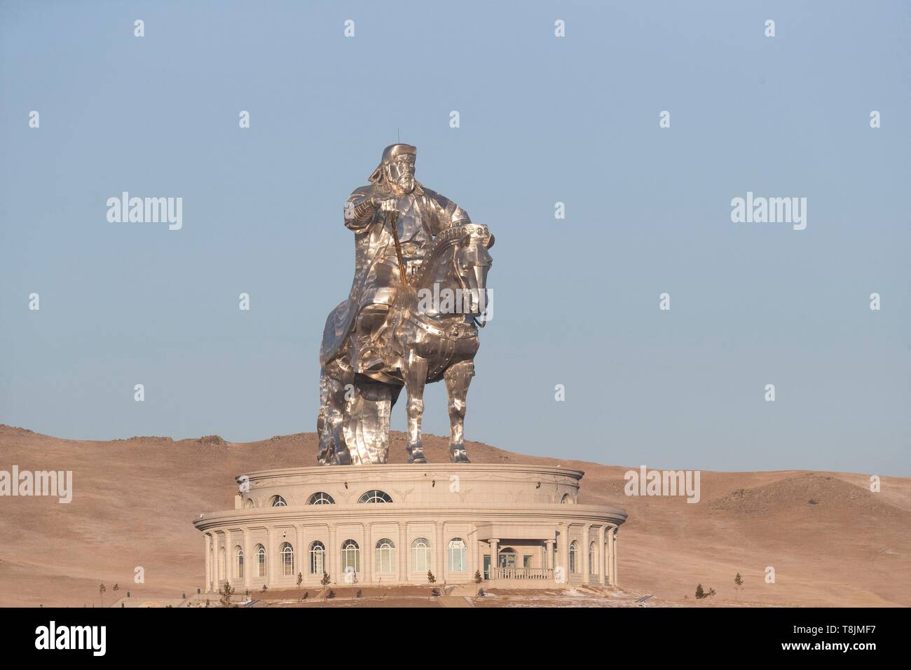 La Mongolie, à l'Est de la Mongolie, steppe la Genghis Khan Statue équestre, partie de la Statue de Gengis Khan est un complexe de 131 pieds (40 m) de hauteur statue de Gengis Khan à cheval, sur la rive de la rivière Tuul à Tsonjin Boldog (54 km (33,55 milles) à l'est de la capitale mongole Oulan-bator), Banque D'Images