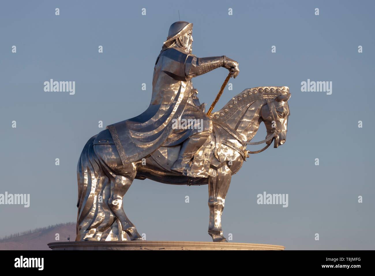 La Mongolie, à l'Est de la Mongolie, steppe la Genghis Khan Statue équestre, partie de la Statue de Gengis Khan est un complexe de 131 pieds (40 m) de hauteur statue de Gengis Khan à cheval, sur la rive de la rivière Tuul à Tsonjin Boldog (54 km (33,55 milles) à l'est de la capitale mongole Oulan-bator), Banque D'Images