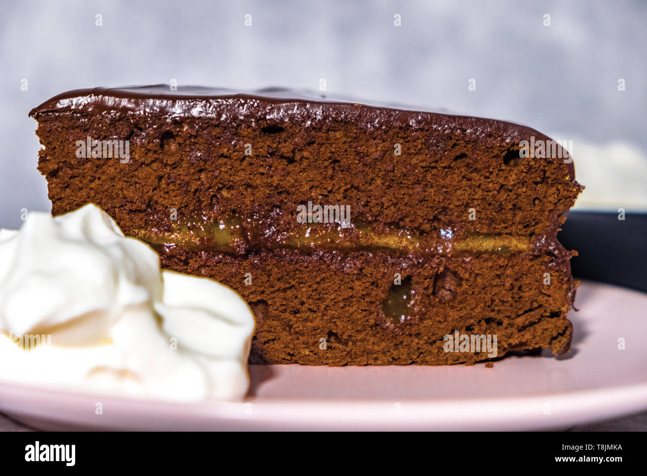 Maison De Style Viennois Sachertorte Un Gateau Au Chocolat Avec Des Amandes Et Confiture D Abricot Au Milieu Vitrage Avec Ganache Chocolat Photo Stock Alamy Maison De Style Viennois Sachertorte Un Gateau Au Chocolat Avec Des Amandes Et Confiture D Abricot Au Milieu Vitrage Avec Ganache Chocolat Photo Stock Alamy