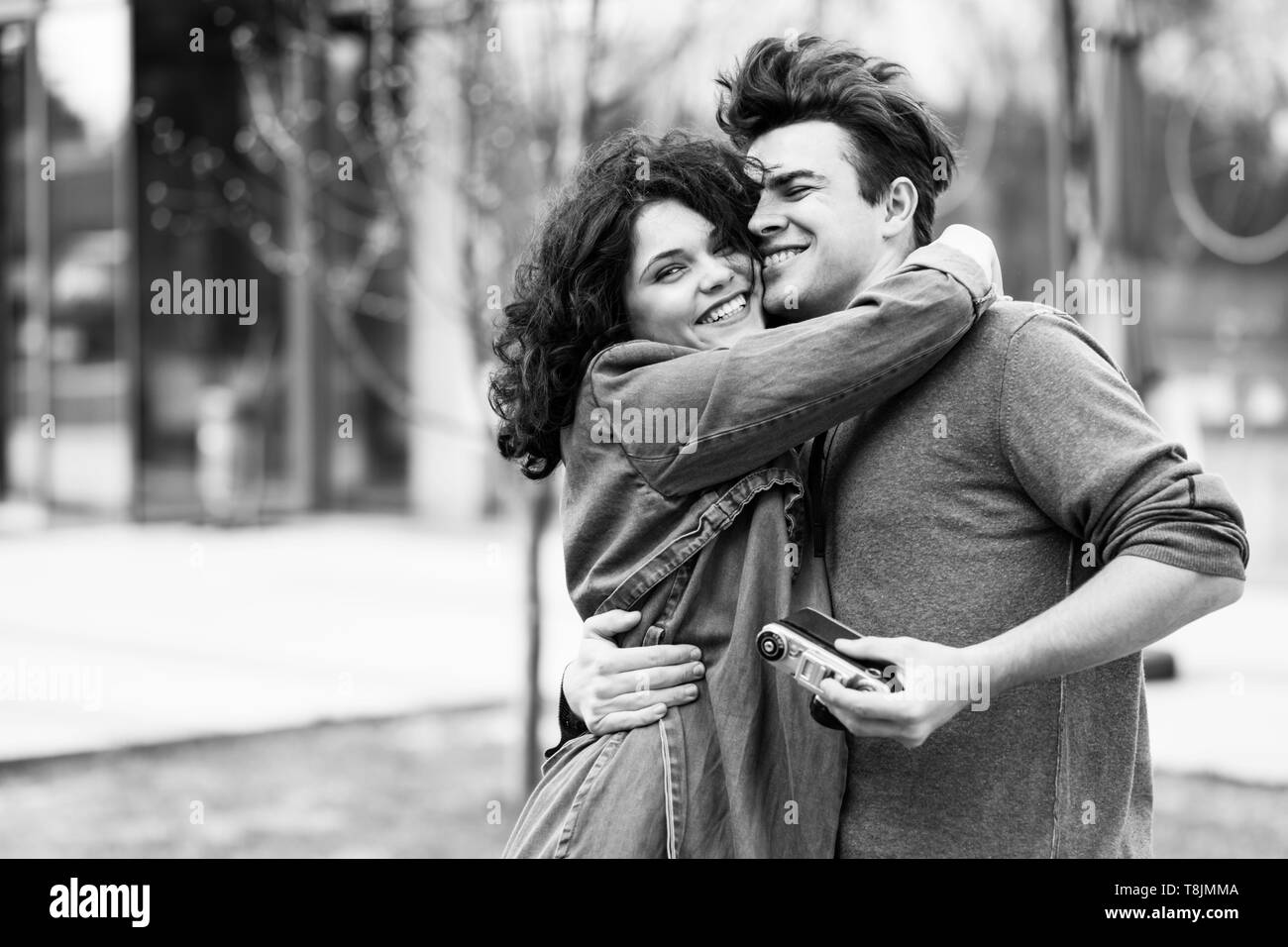 Jeune couple - un garçon et une fille qui marche autour de la ville et photographié. Un couple s'amuser passer du temps ensemble. Banque D'Images