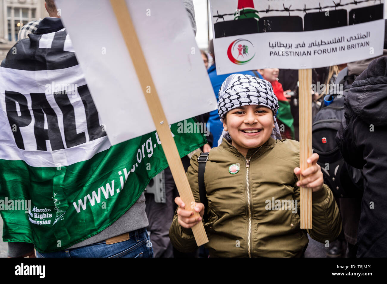 Manifestation nationale pour la Palestine, neuf ans fille palestinienne portant une banderole, London, UK 11/05/2019 Banque D'Images