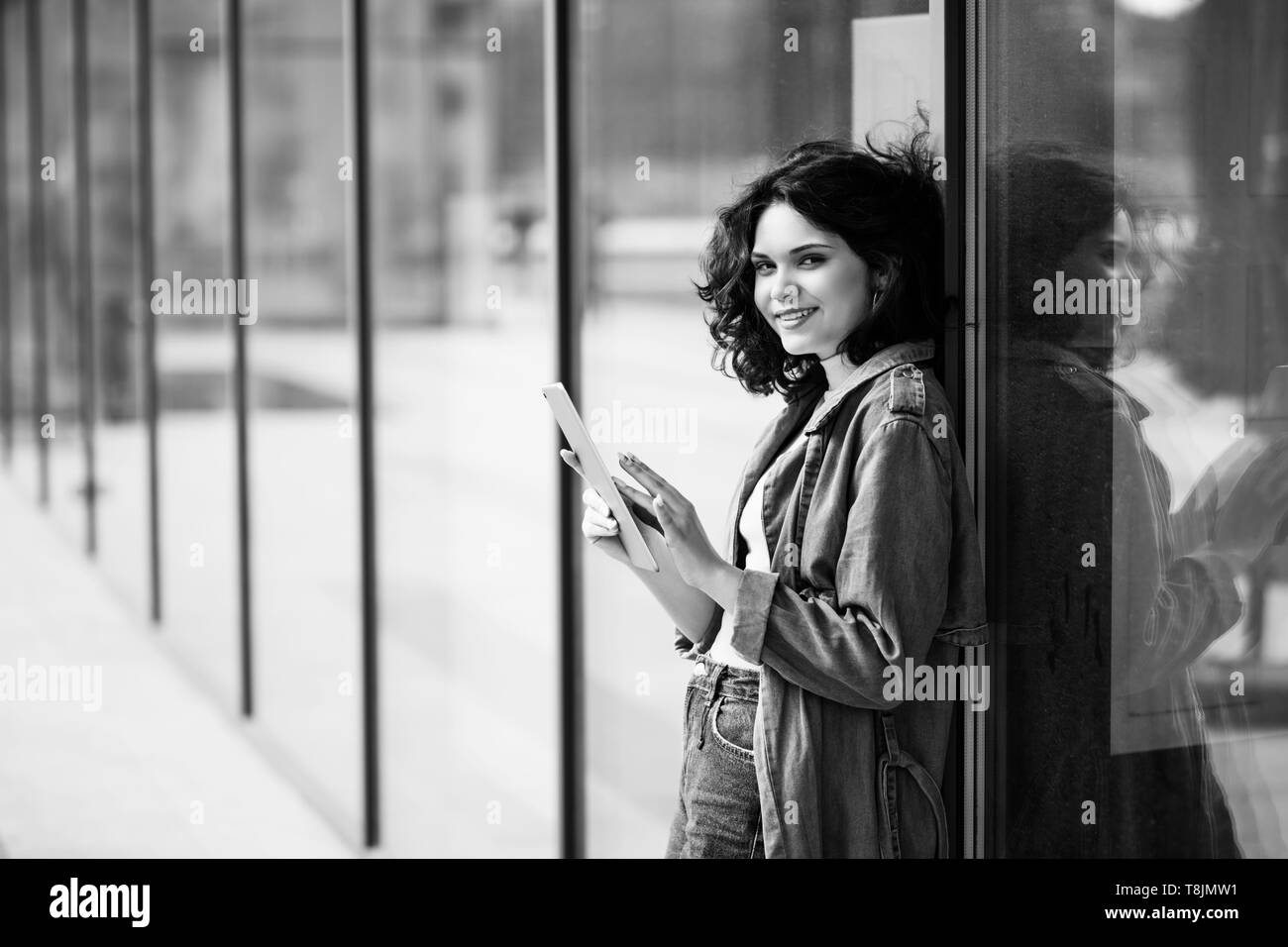 Très jolie fille qui marche dans la rue, habillés en jeans et chemise en jean Banque D'Images