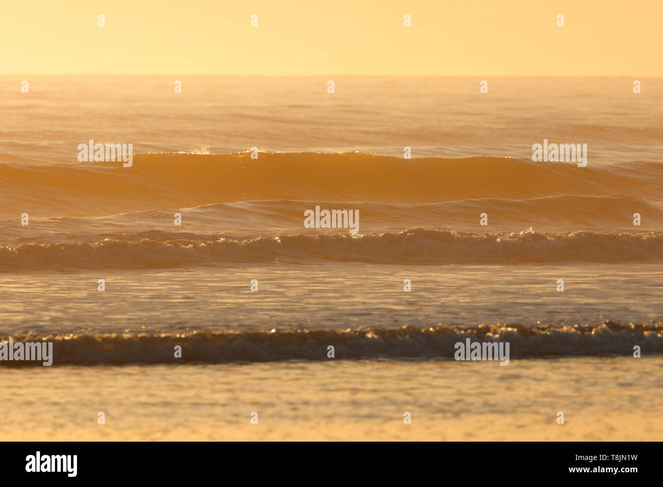 Vagues qui roulent à Reighton Sands dans le Yorkshire de l'est Banque D'Images