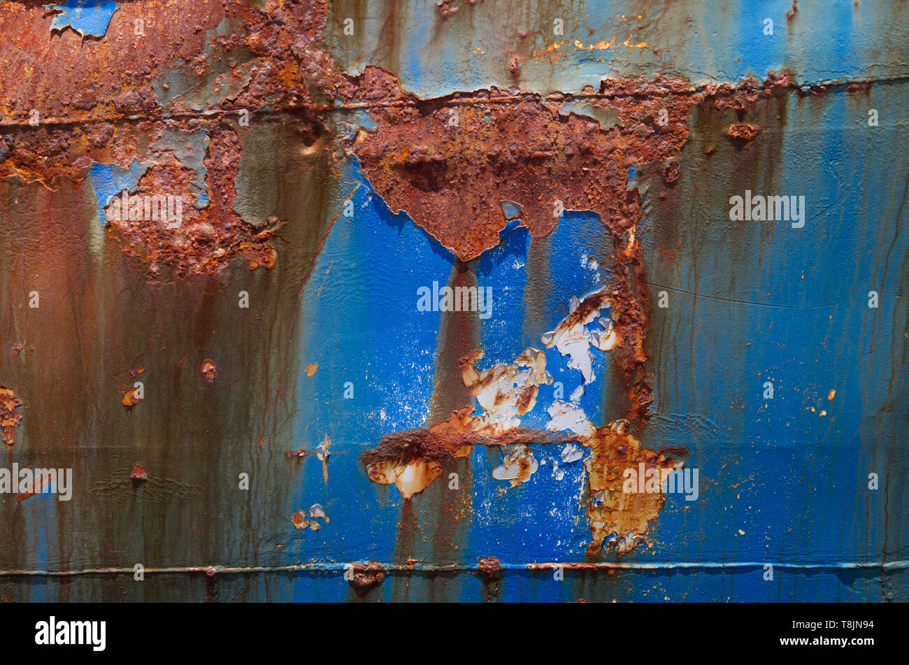 Détail d'un navire fortement corrodées : bleu écaille de peinture Banque D'Images