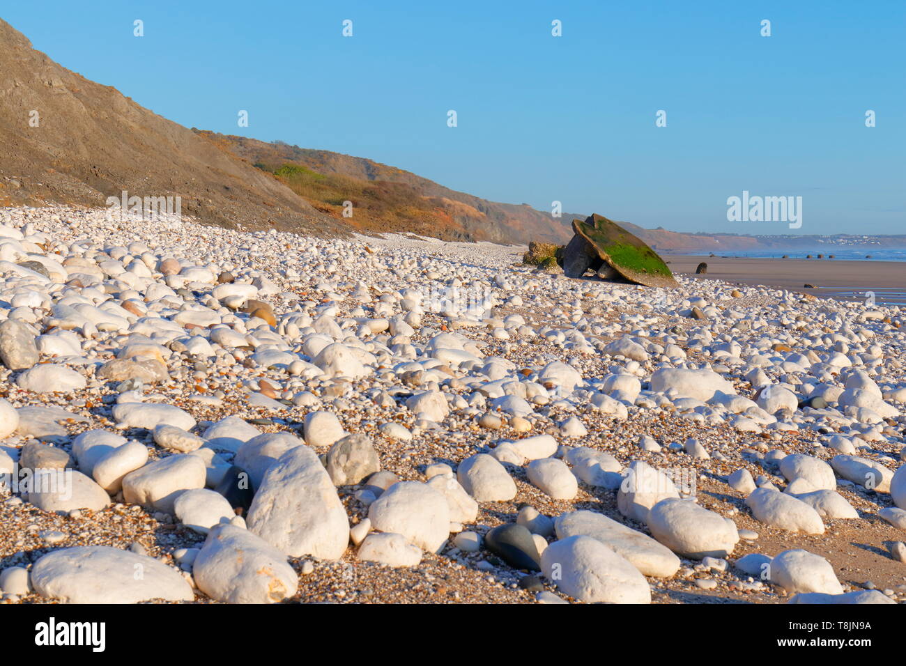 Les vestiges d'un Pilbox de la Guerre mondiale sur la plage de Reighton Banque D'Images