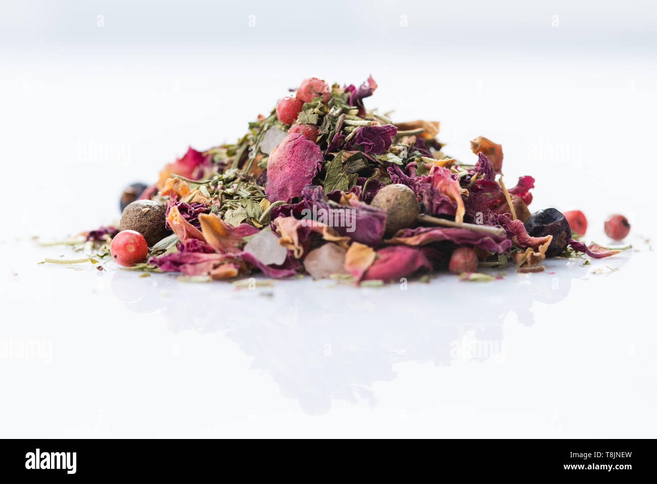 Close-up de mélange d'épices italiennes avec rose sur fond blanc Banque D'Images