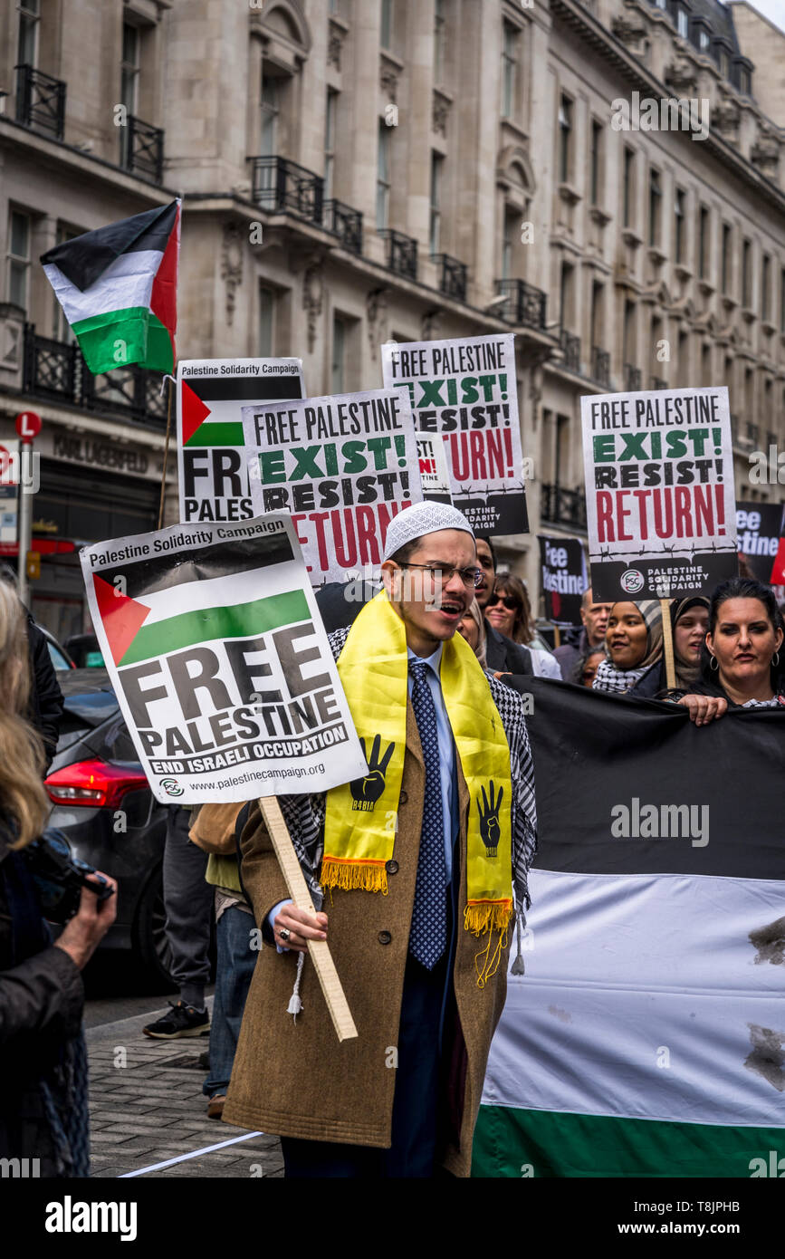 Manifestation nationale pour la Palestine, l'homme avec Rabia signer écharpe, London, UK 11/05/2019 Banque D'Images