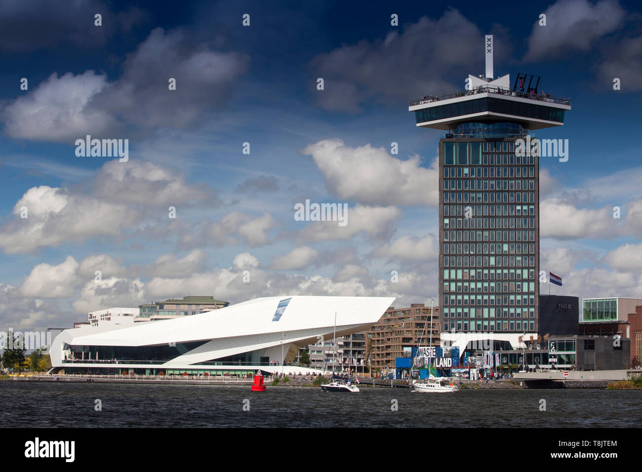Le bâtiment de la moderne centre culturel Musée du Film de l'œil avec l'A'Dam Tower et A'DAM lookout, Amsterdam, Hollande, Pays-Bas Banque D'Images