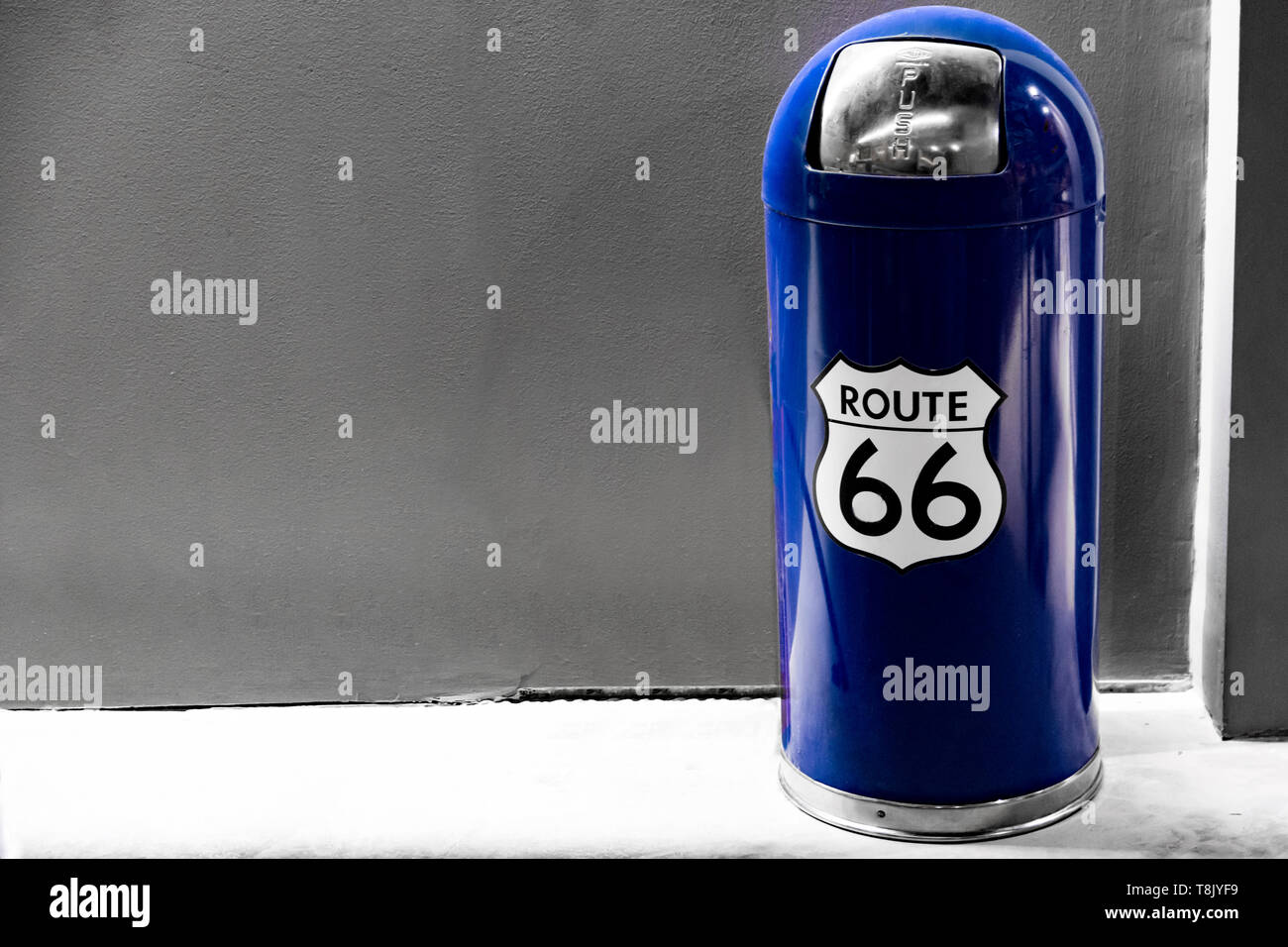 Blue bucket dans le mur avec symbole route 66 Banque D'Images