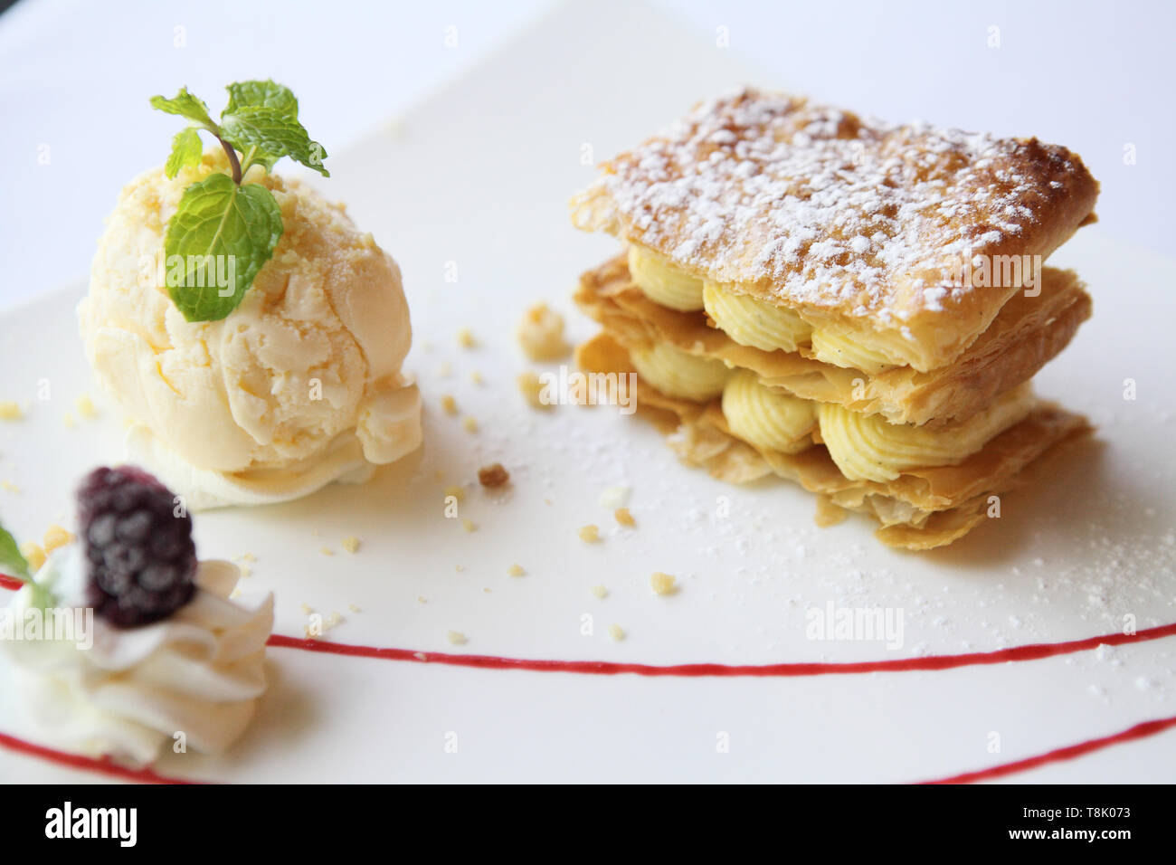 Le Millefeuille avec de la crème glacée Banque D'Images