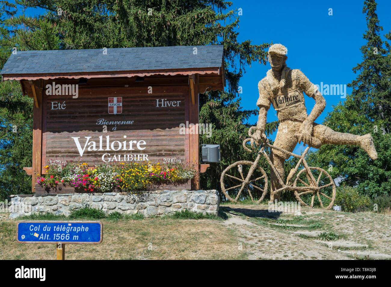 France, Savoie, massif des Cerces, Valloire, le vélo l'ascension du col du Galibier, l'un des itinéraires de la plus grande zone de cycle dans le monde, passage à le Col du Télégraphe et ses sculptures de paille en hommage au Tour de France Banque D'Images