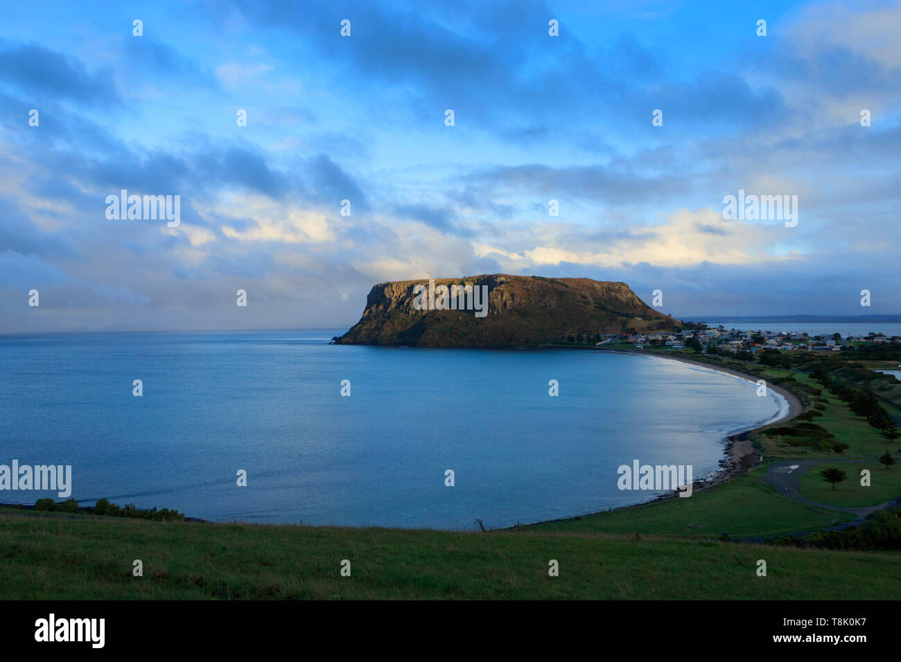 L'écrou de Stanley dans le nord-ouest de la Tasmanie en fin d'après-midi au cours d'une douche à effet pluie avec blue skys et les nuages et le bleu de l'eau de mer Banque D'Images