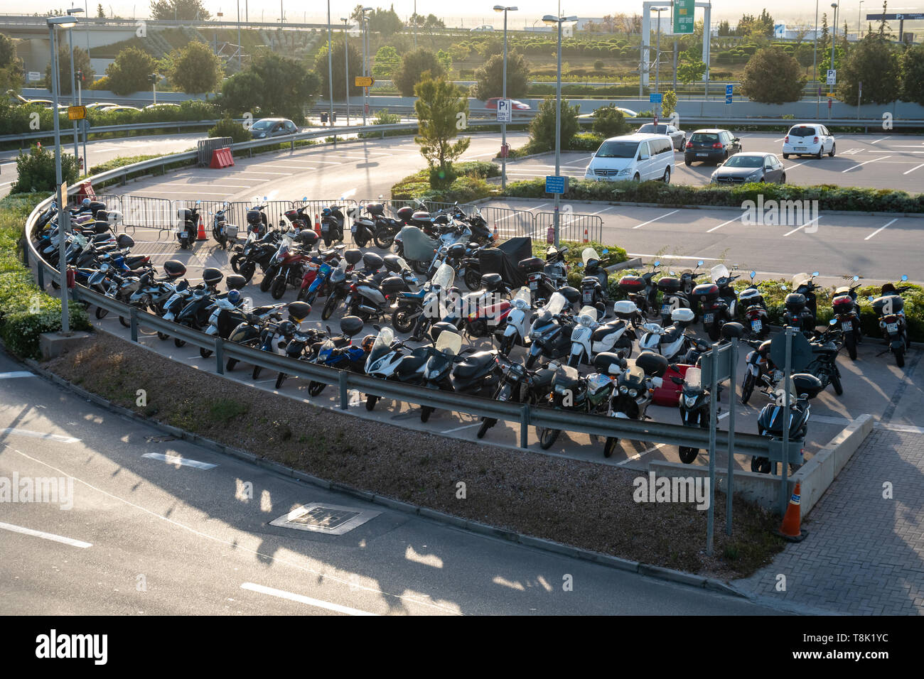 Athènes, Grèce - 27.04.2019 : beaucoup de motos et voitures à l'aéroport d' Athènes, parking gratuit Photo Stock - Alamy