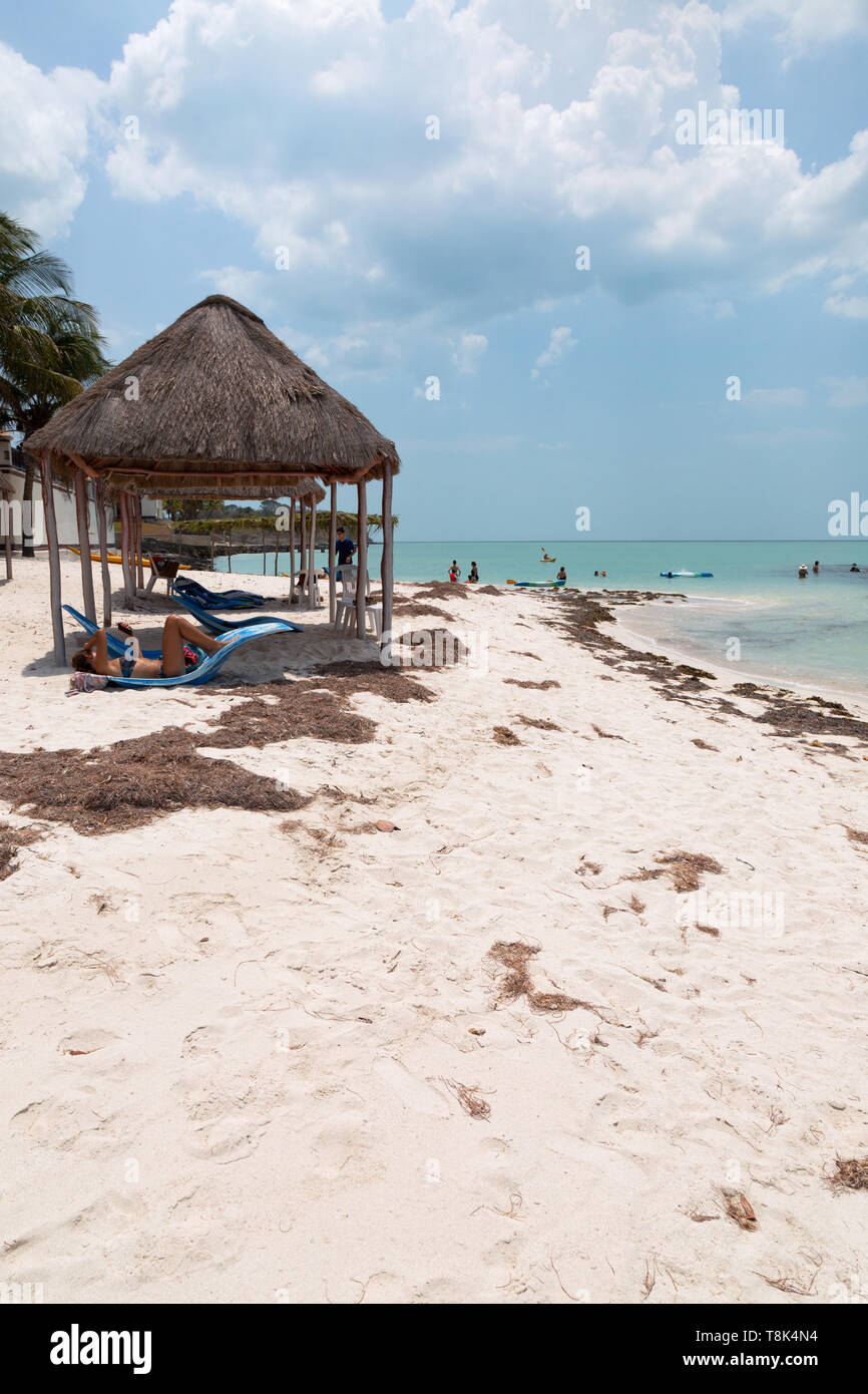 Plage mexicaine - les touristes sur la plage sur le golfe du Mexique à Campeche, Yucatan, Mexique Amérique Centrale Banque D'Images