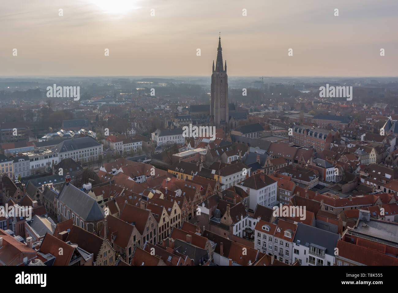 Bruges Ville fantastique avec des toits de tuiles rouges et église Notre Dame de la tour journée d'hiver. Vue de la ville médiévale de Bruges depuis le sommet de la B Banque D'Images