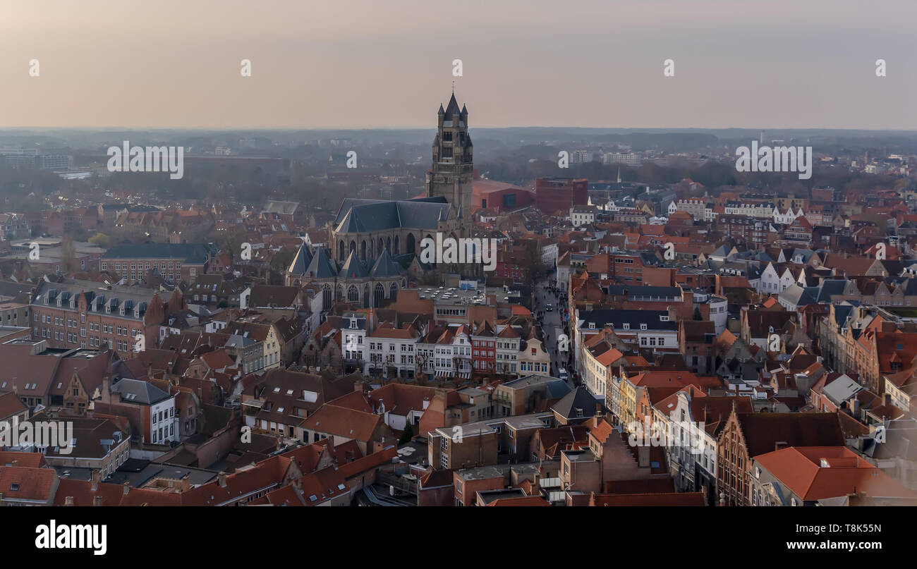 Bruges Ville fantastique avec des toits de tuiles rouges et tour de la cathédrale Saint-Salvator dans journée d'hiver. Vue de la ville médiévale de Bruges à partir de la partie supérieure de Banque D'Images