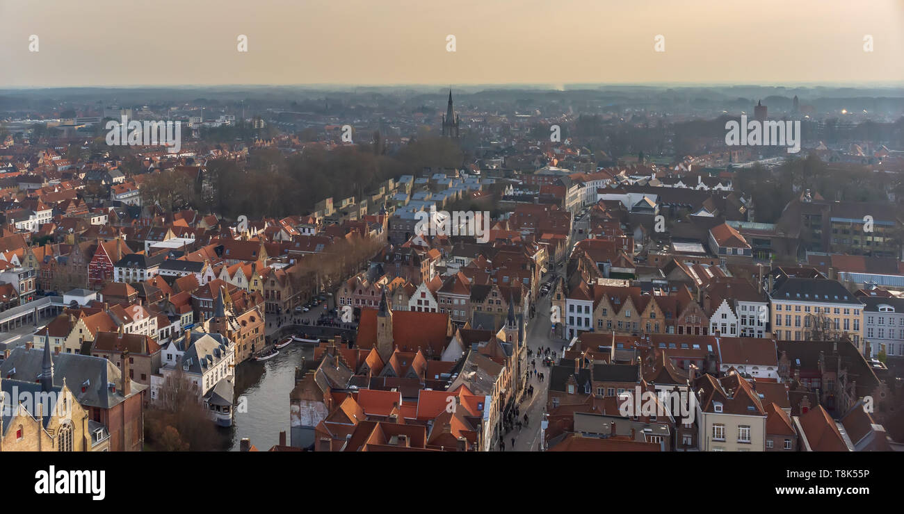 La ville de Bruges avec leur toit de tuiles rouges, Rozenhoedkaai (Quai du Rosaire) canal et tour de l'église Saint Magdalene dans journée d'hiver. Vue de Bruges Banque D'Images