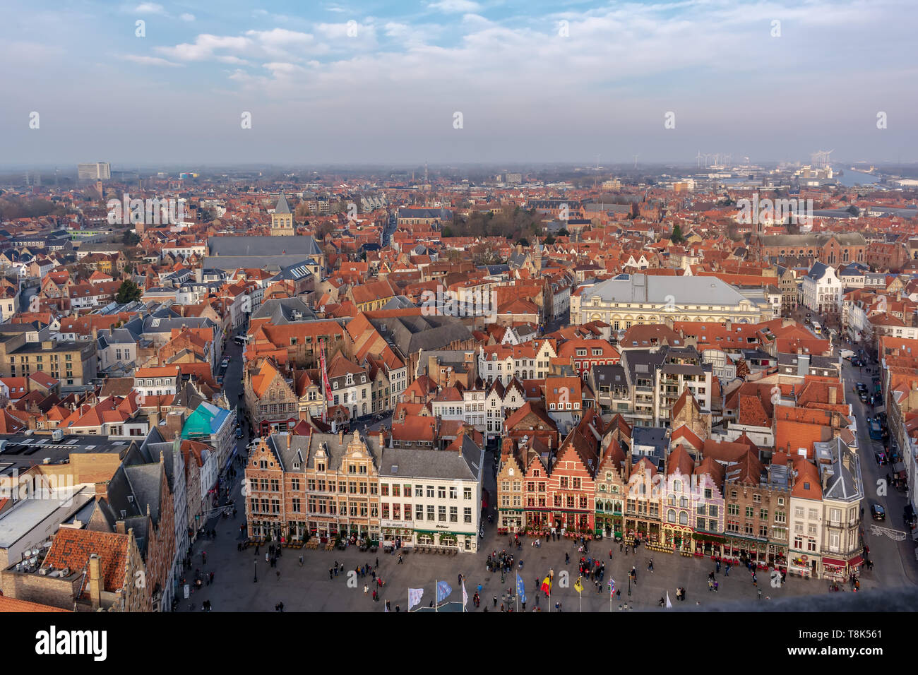 Ville fantastique avec des toits de tuiles rouges et une partie de la Place du Marché (Markt) en journée d'hiver ensoleillée. Vue de la ville médiévale de Bruges depuis le haut Banque D'Images