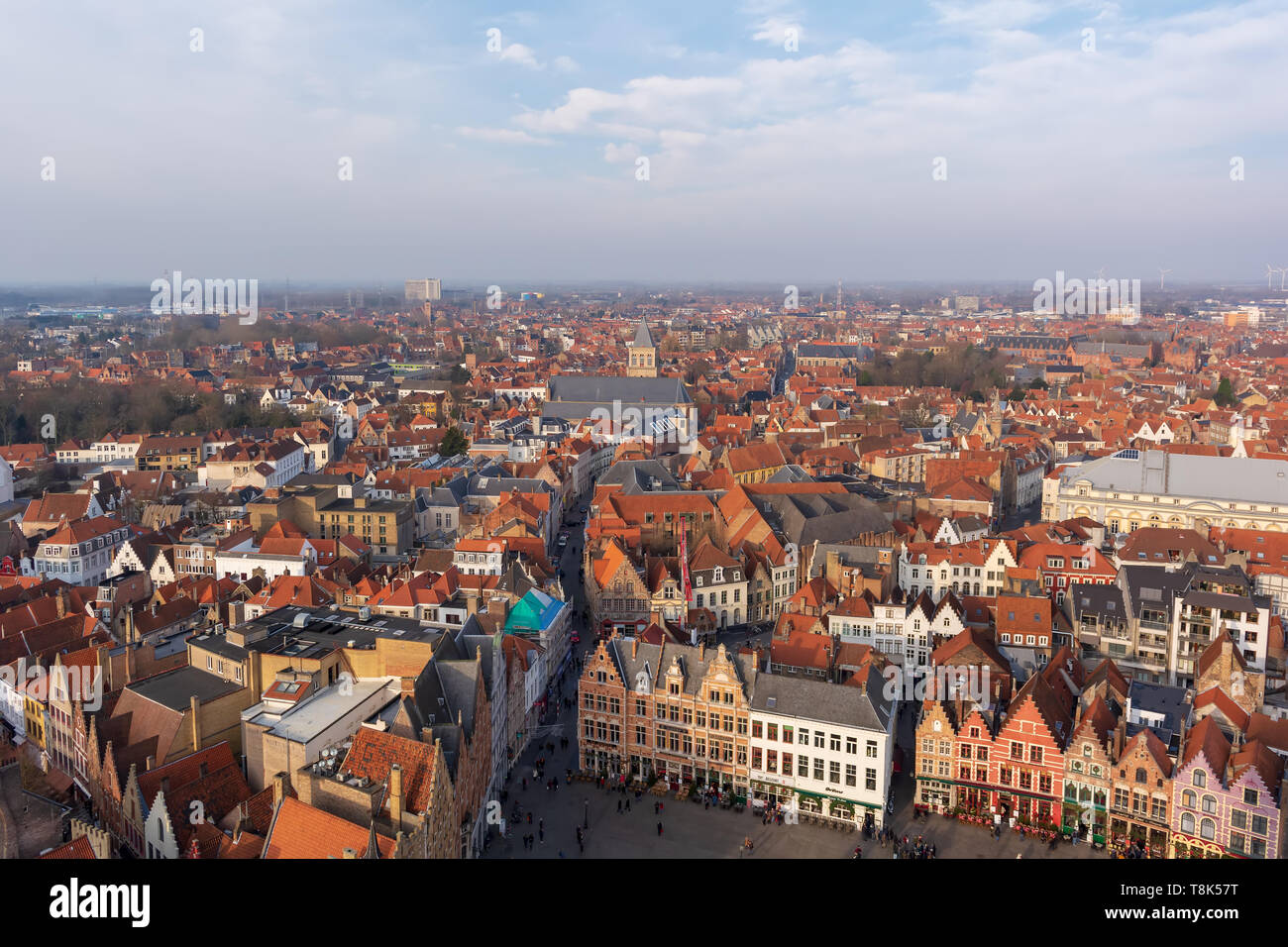 Ville fantastique avec des toits de tuiles rouges et une partie de la Place du Marché (Markt) en journée d'hiver ensoleillée. Vue de la ville médiévale de Bruges par le haut. Banque D'Images