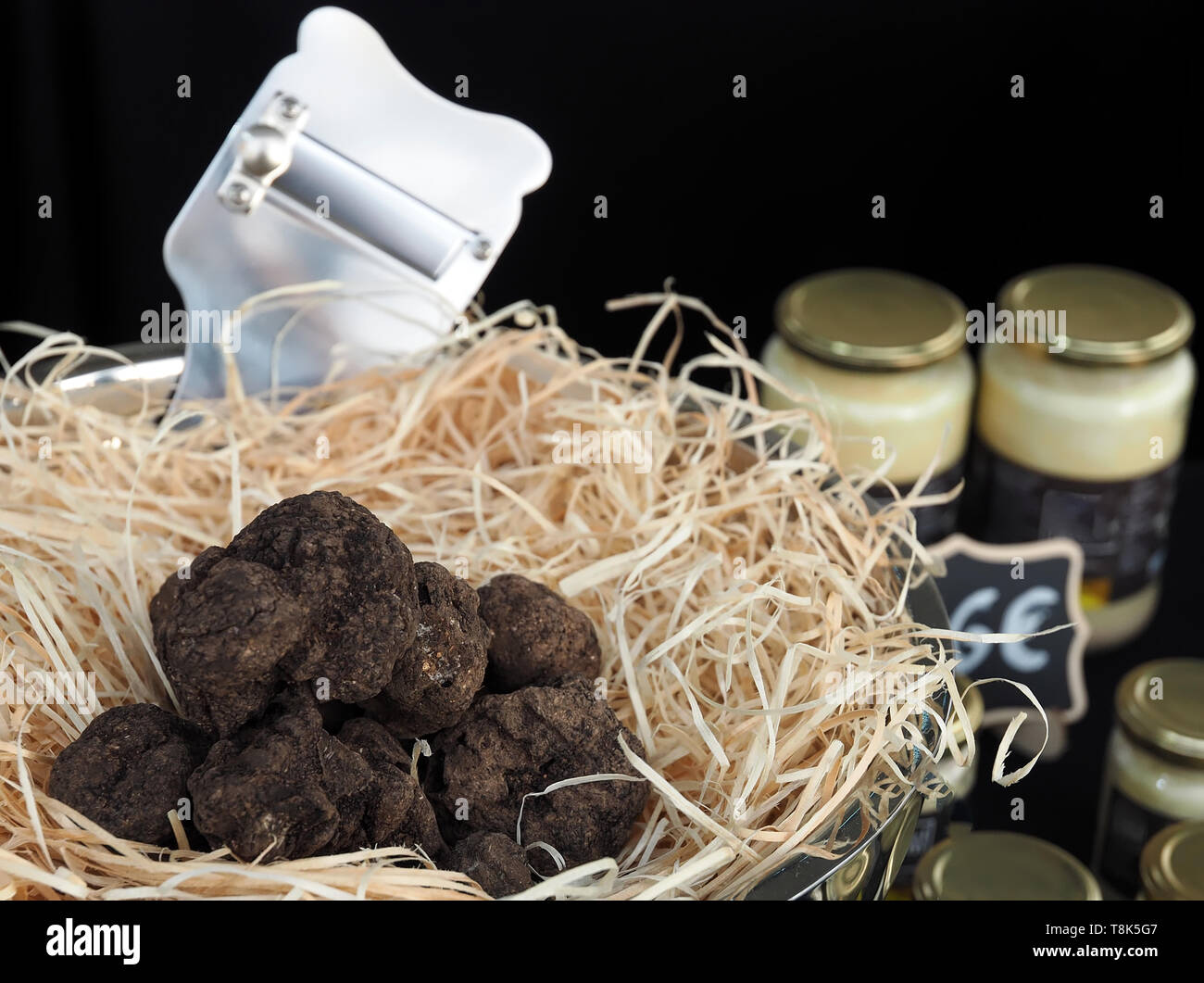 Pile de truffe entière à un marché d'alimentation avec un slicer Banque D'Images