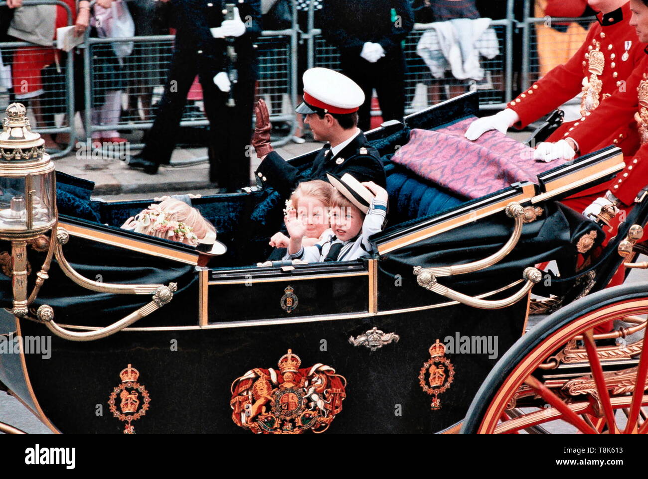 AJAXNETPHOTO. Juillet 23, 1986. Londres, Angleterre. - Bonjour marin ! - PAGE BOY À S.A.R. le prince Andrew et Sarah FERGUSON À LEUR MARIAGE, S.A.R. le prince William vêtu d'un costume de marin (LE PLUS PROCHE, l'APPAREIL PHOTO À DROITE.) DU MAL À GARDER SON CHAPEAU EN PLACE TOUT EN AGITANT À LA FOULE. Avec LUI DANS LE CHARIOT SONT LAURA DEMOISELLE FELLOWES ET SON ALTESSE ROYALE LE PRINCE EDWARD. PHOTO : JONATHAN EASTLAND/AJAX REF:862307_1 Banque D'Images