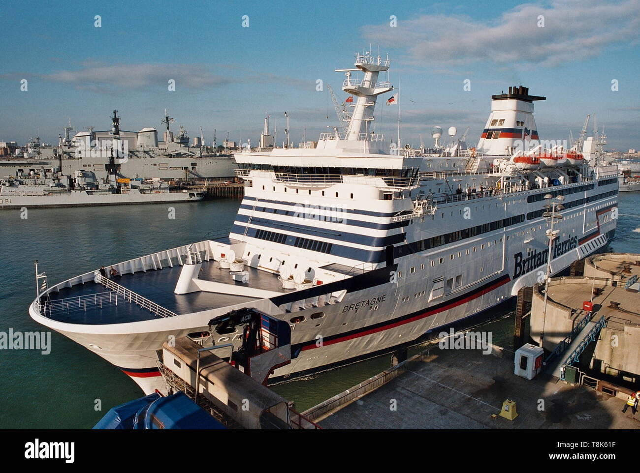 AJAXNETPHOTO. 5ème Juin, 2004. PORTSMOUTH, Angleterre. - BRITTANY FERRIES TRANSMANCHE TRAVERSIER DE PASSAGERS ET EN BRETAGNE AU DÉPART DE PORTSMOUTH FERRY TERMINAL PORT INTERNATIONAL À DESTINATION DE LA FRANCE. PHOTO:JONATHAN EASTLAND/AJAX REF : CT4909  17 20 Banque D'Images