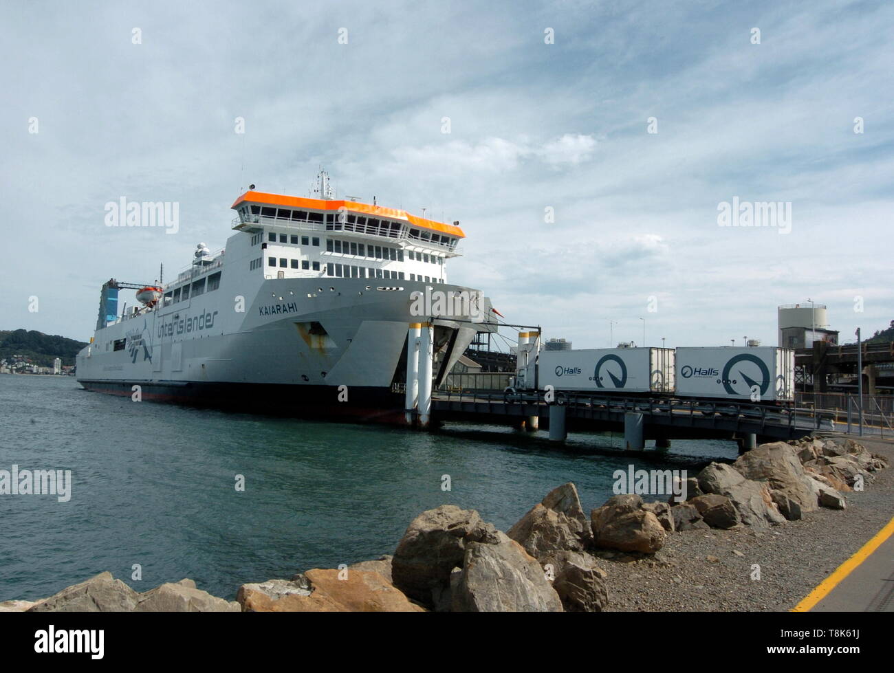 AJAXNETPHOTO. Février, 2019. WELLINGTON, Nouvelle-zélande. - Le RO-RO ferry Interislander à Wellington CHARGEMENT KAIARAHI AVANT DE PARTIR POUR NELSON, île du Sud, Nouvelle-Zélande. photo:RICK GODLEY/AJAX REF:190212 0127 2 Banque D'Images