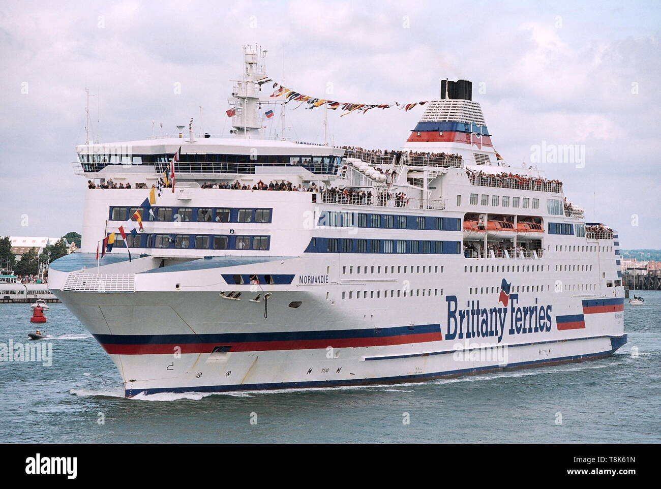 AJAXNETPHOTO -05 juin 2004. PORTSMOUTH, Angleterre. - D-Day 60ÈME ANNIVERSAIRE - Brittany Ferries NORMANDIE Outward Bound de Portsmouth Harbour PRENANT PART À UNE FLOTTILLE DE NAVIRES EN DIRECTION DE LA NORMANDIE POUR COMMÉMORER LE DÉBARQUEMENT DE 1944. PHOTO:JONATHAN EASTLAND/AJAX. REF : TC4909  23 26 Banque D'Images