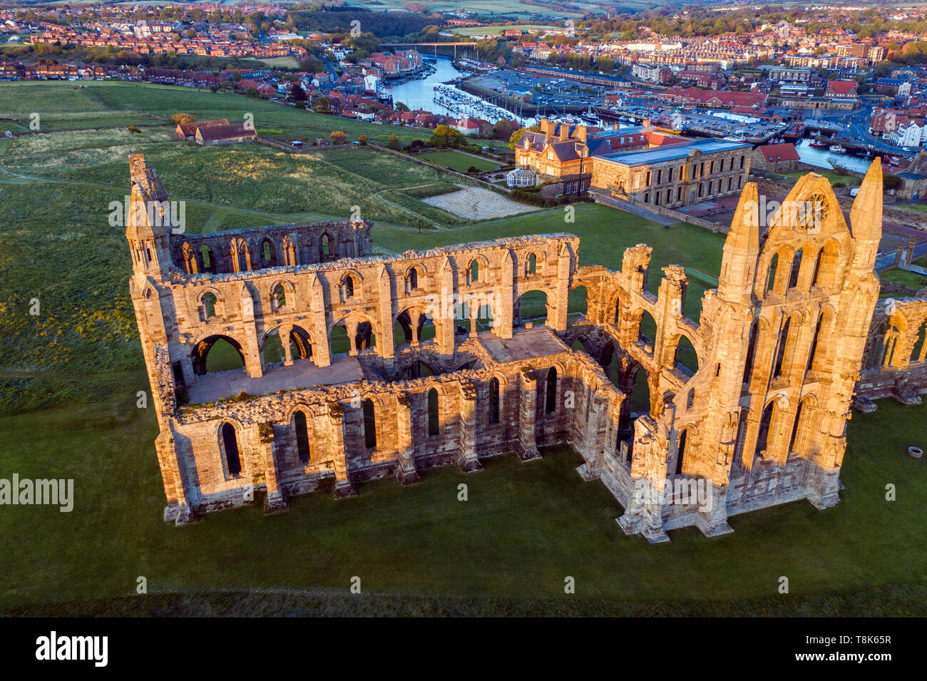 Whitby Abbey at Dawn, mai North Yorkshire, England, UK Banque D'Images
