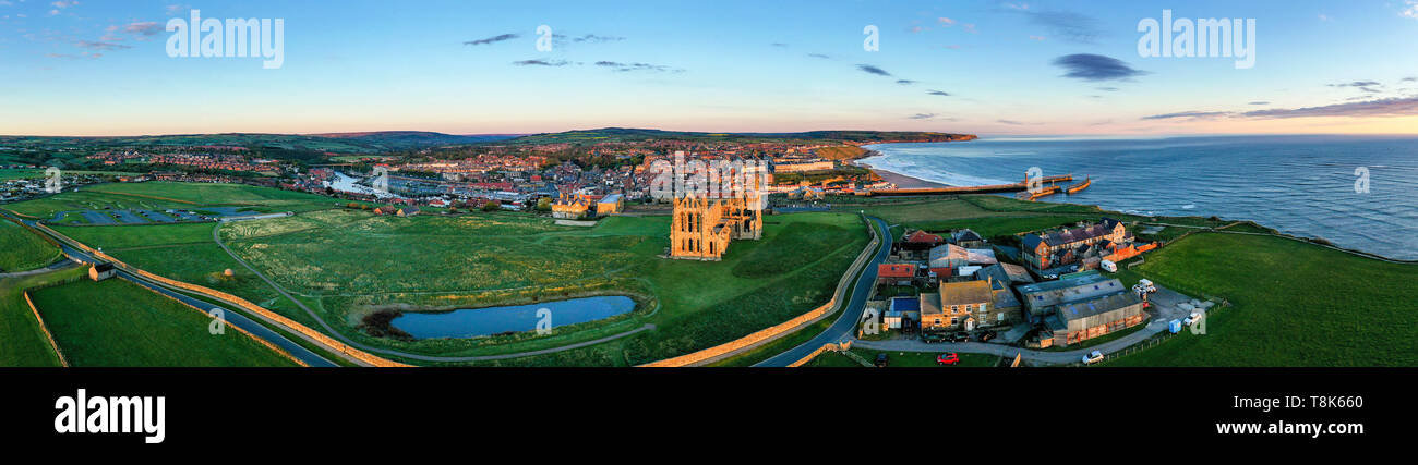 L'Abbaye de Whitby et de l'église St Mary, à l'aube peut, North Yorkshire, England, UK. Panorama Banque D'Images