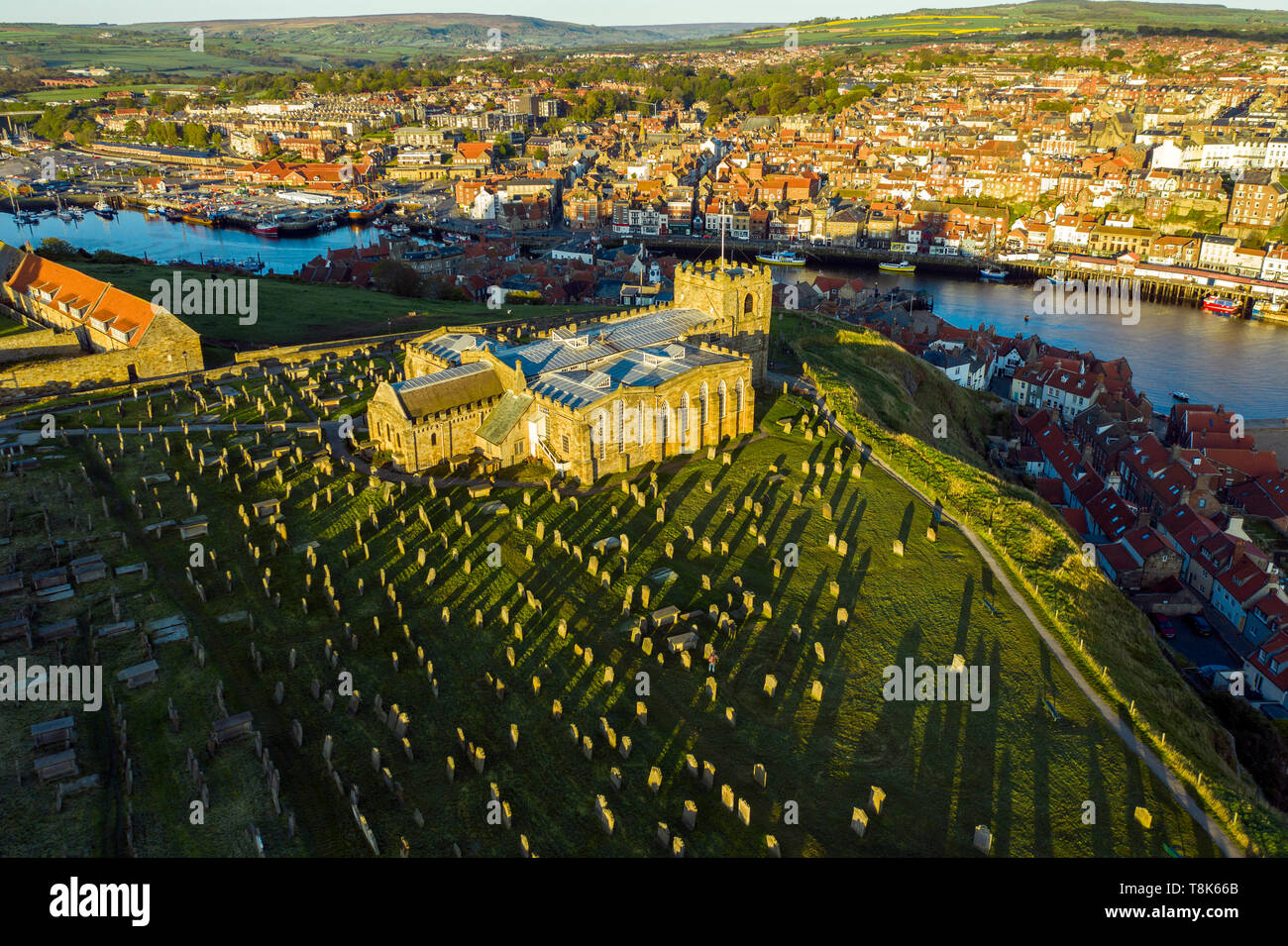 Peut l'aube, l'église St Mary haute sur le bord de la falaise au-dessus du port de Whitby, North Yorkshire, England, UK Banque D'Images