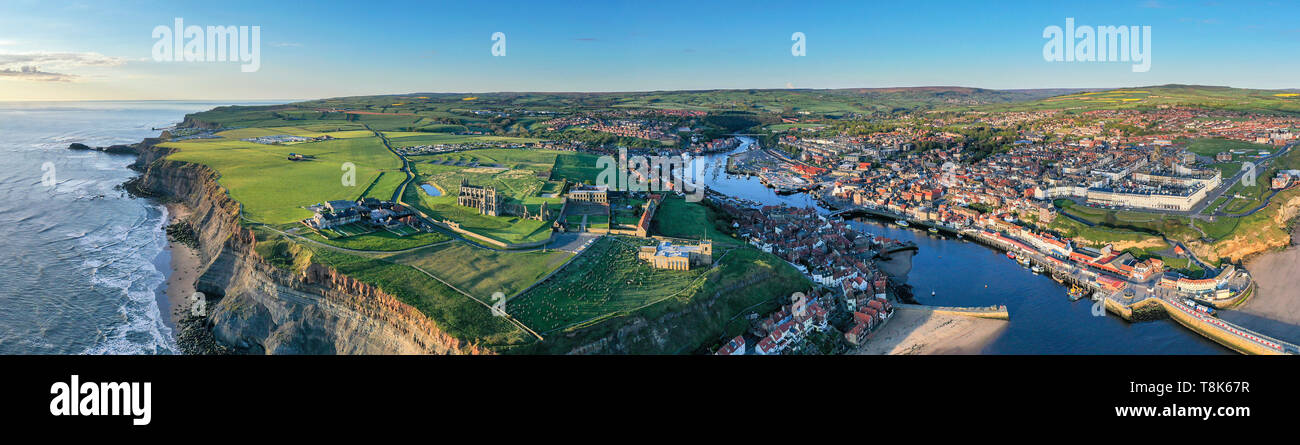 L'Abbaye de Whitby et St Mary's Church en hauteur sur le bord de la falaise au-dessus du port et la ville de Whitby, North Yorkshire, England, UK Banque D'Images