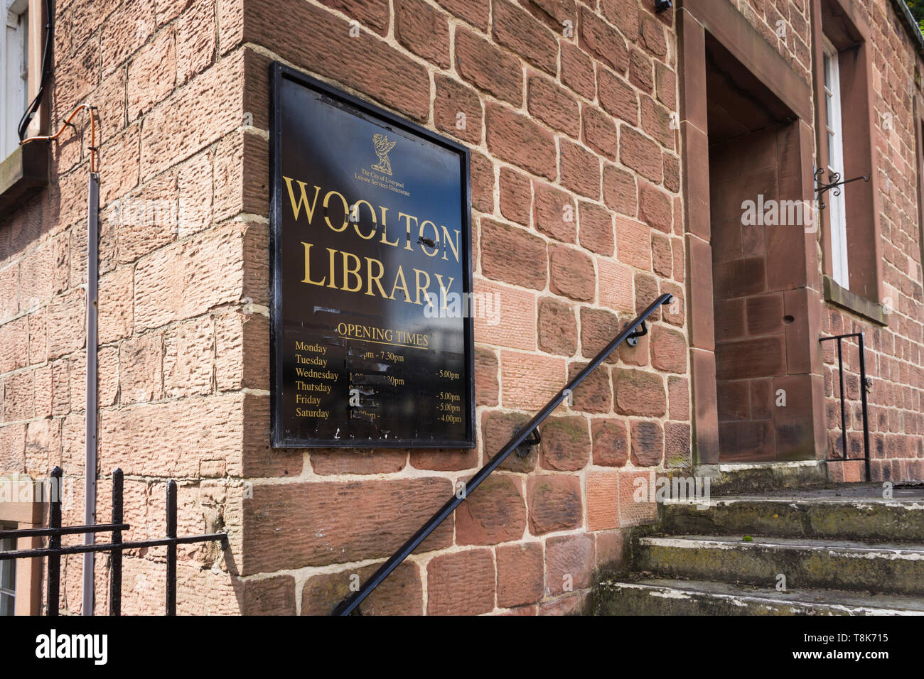 Horaires d'entrée et étapes à Woolton bibliothèque, Allerton Road, Liverpool (maintenant fermé). Temps d'ouverture ont été grossièrement obscurci avec ruban noir. Banque D'Images