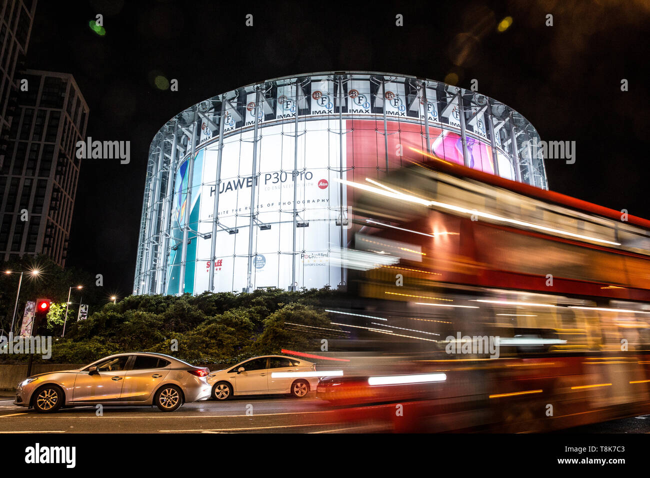 BFI London IMAX Cinema, située à Waterloo, près de la rive sud avec une grande Huawei annonce, London, England, UK Banque D'Images