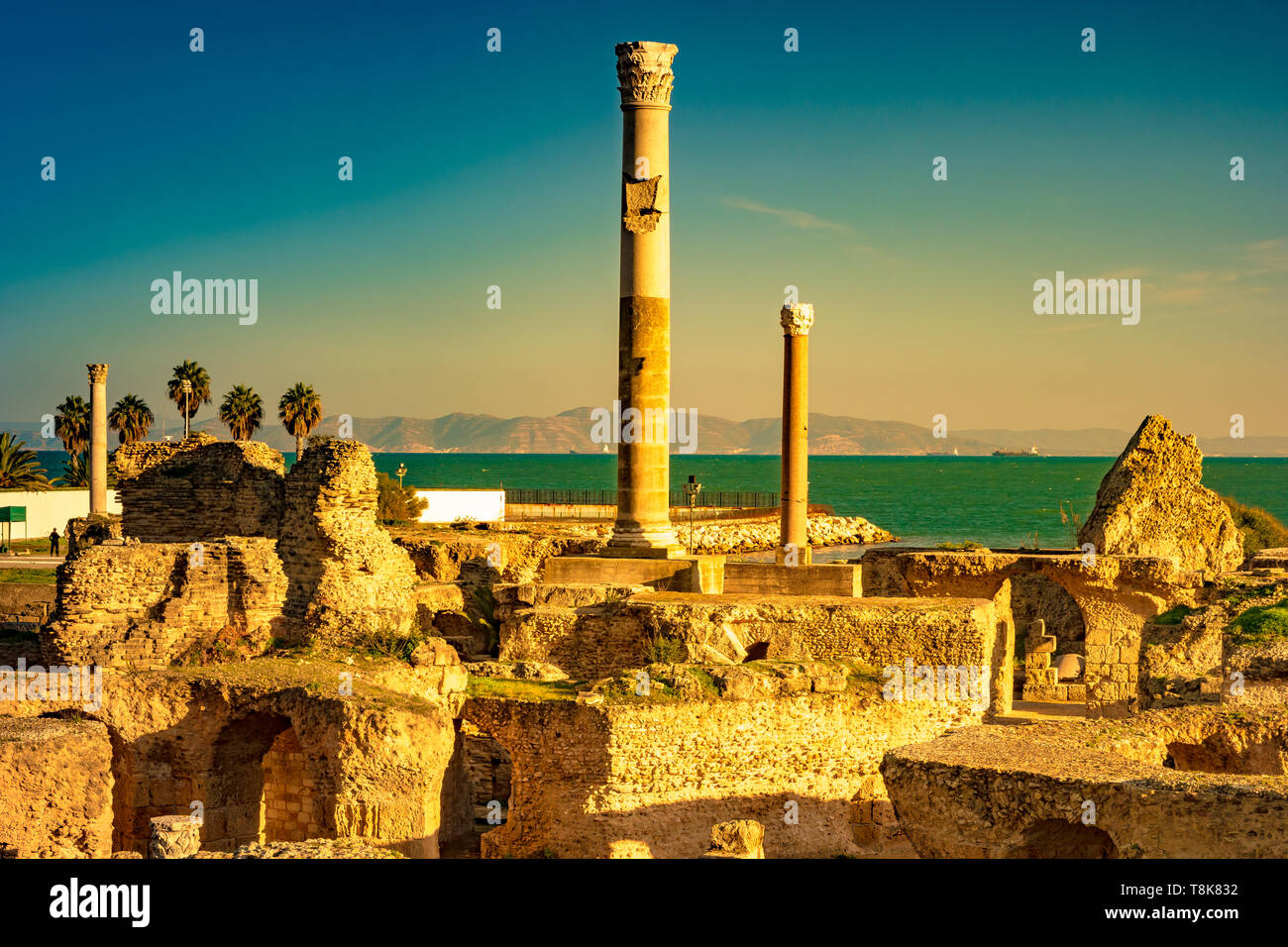 De soleil colorés à Carthage. Bains d'Antonius à Carthage, près de Tunis, Tunisie Banque D'Images