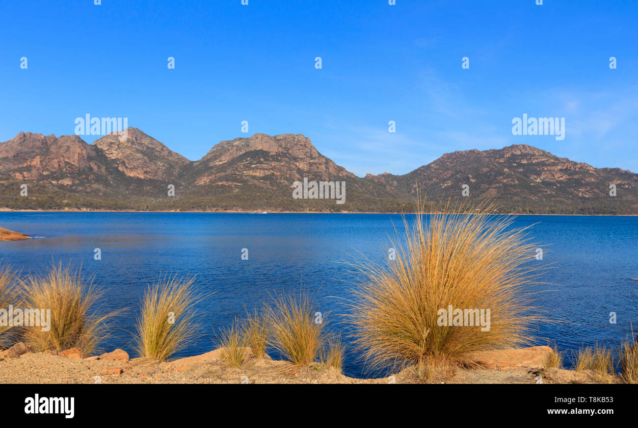 Les dangers de la Péninsule de Freycinet Coles Bay avec vue sur l'eau et le ciel bleu et l'espace de copie. Banque D'Images