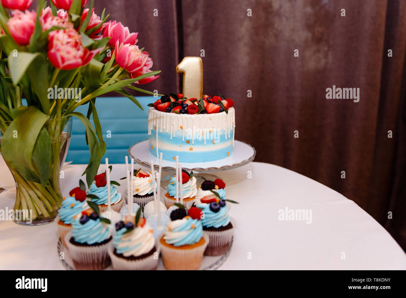 Buffet Avec Une Variete De Delicieux Gateaux Des Idees De Celebration Premier Anniversaire Cake Delicieux Buffet Avec Gateaux Fruits Rouges Bouquet De Tulipes Photo Stock Alamy
